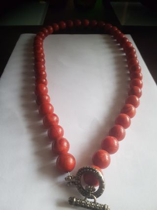 Collar Coral Rojo con Cierre Plateado
