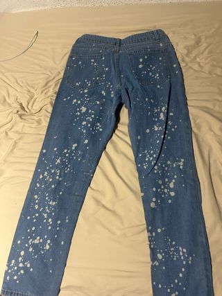 Pantalón Vaquero Roto con Manchas