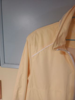 Chaqueta impermeable Baronia amarilla