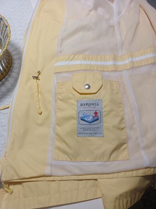 Chaqueta impermeable Baronia amarilla