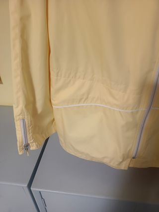 Chaqueta impermeable Baronia amarilla