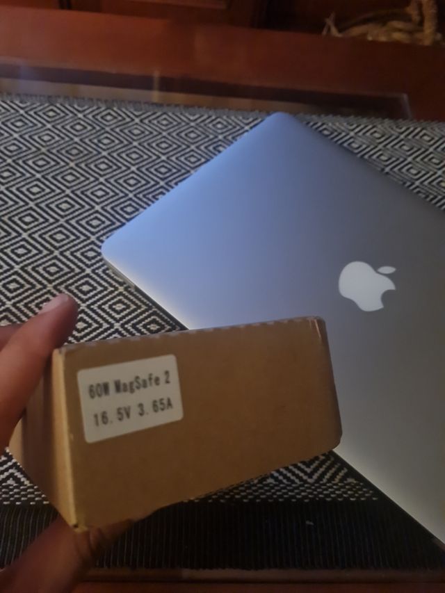 Cargador blanco 
Manzana