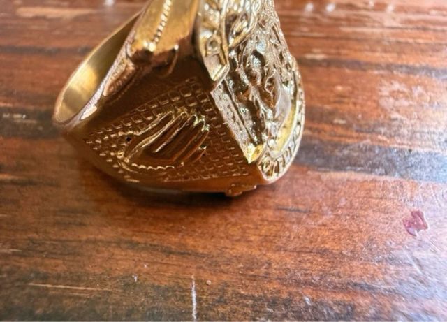 Anillo Dorado con Imagen Religiosa