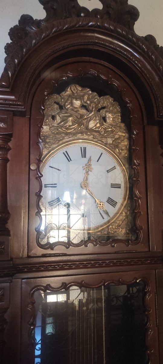 Reloj de carillón antiguo de madera