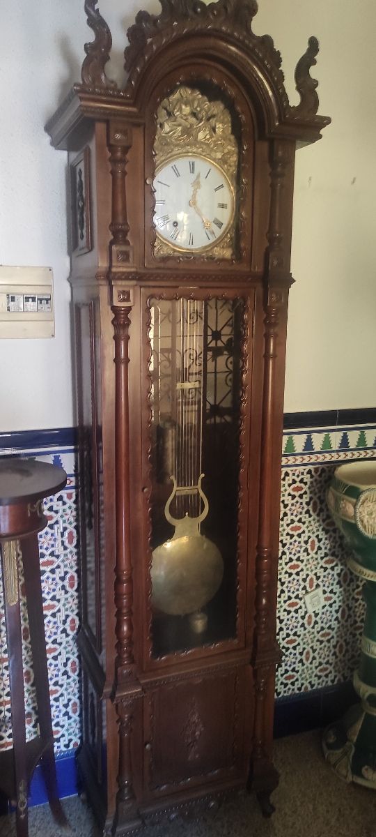Reloj de carillón antiguo de madera