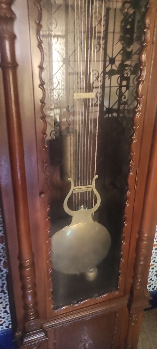 Reloj de carillón antiguo de madera