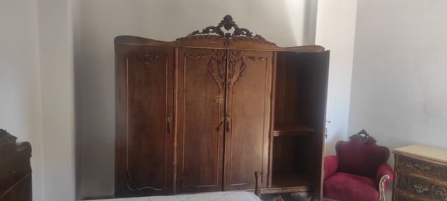 Conjunto dormitorio madera tallada Fr. garcia