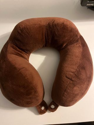 Almohada de viaje marrón