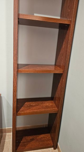 Estantería de pie de madera