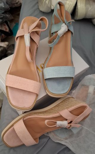 Sandalias de cuña rosas y azules