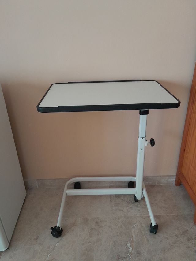 Mesa auxiliar para pacientes con ruedas