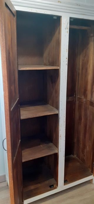 Armario blanco de madera con diseño envejecido