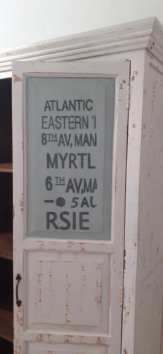 Armario blanco de madera con diseño envejecido