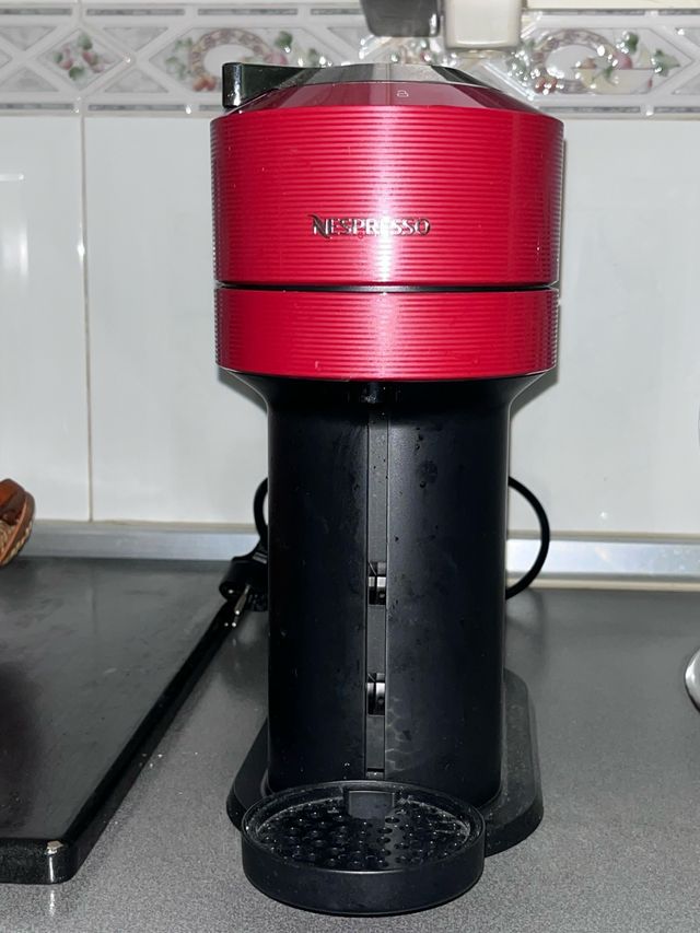 Cafetera Nespresso Vertuo Next Roja