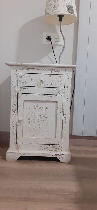 2 Mesitas de noche de madera