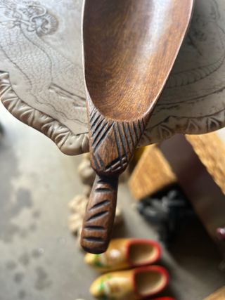 Piatto in legno intagliato