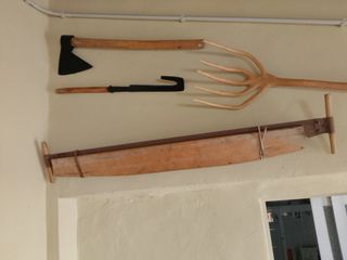 Lote de 3 herramientas antiguas: hacha, horca y si