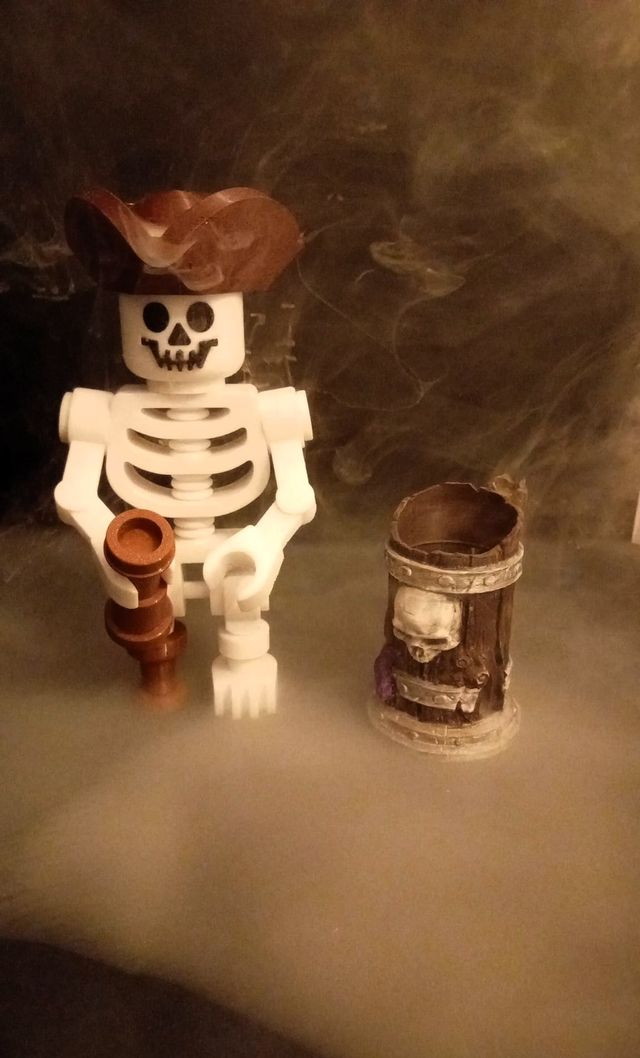 Scheletro Pirata Gigante 26cm + Tazza