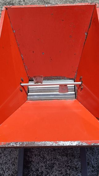 Estrujadora de uva manual