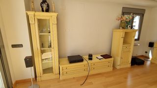Mueble TV madera amarillo