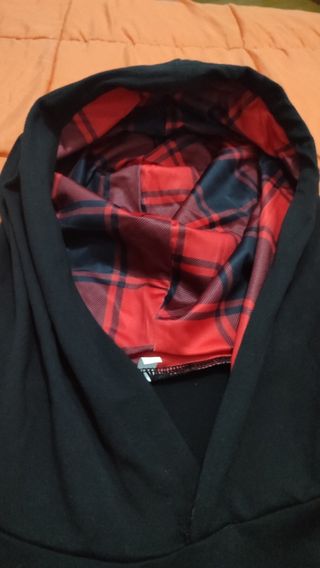 Vestido con capucha y falda a cuadros
