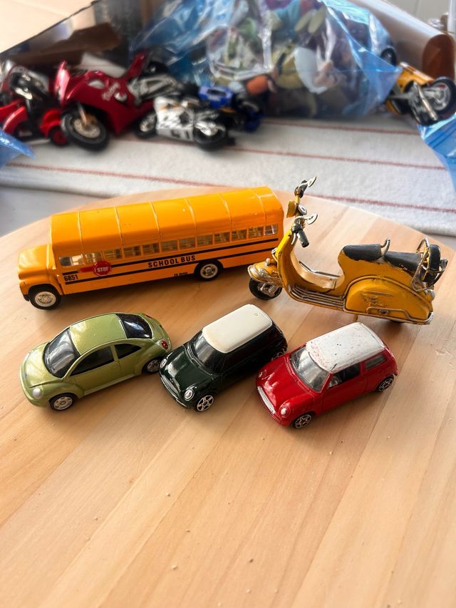 coches y moto de juguete antiguos