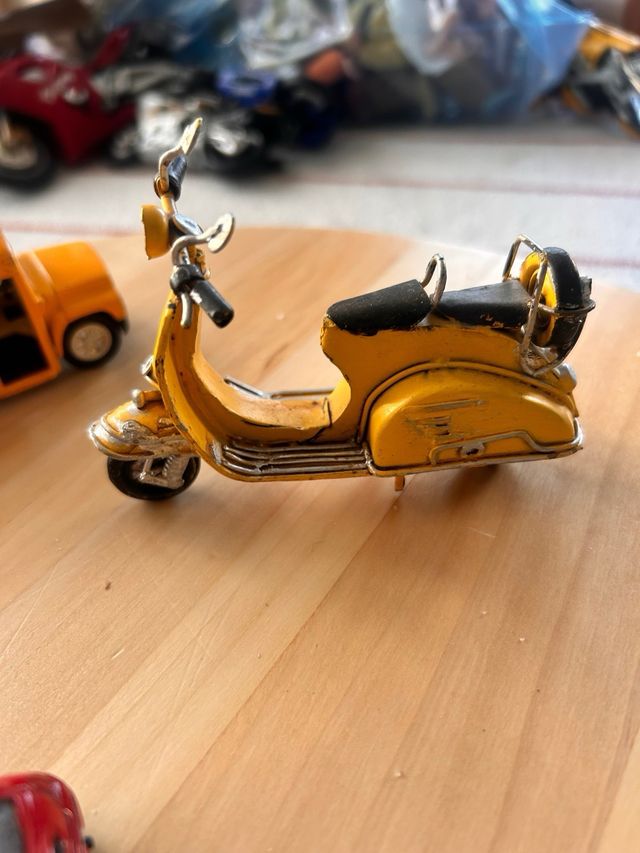 coches y moto de juguete antiguos