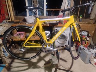 Bicicleta de carretera Orbea amarilla