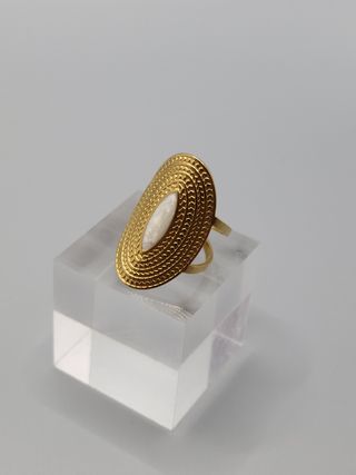 Anillo Dorado Ovalado con Piedra Blanca