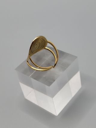 Anillo Dorado Ovalado con Piedra Blanca