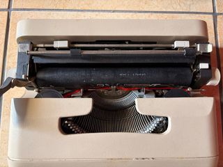 Macchina da scrivere Olivetti Lettera 35