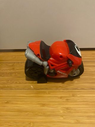 Moto de juguete roja