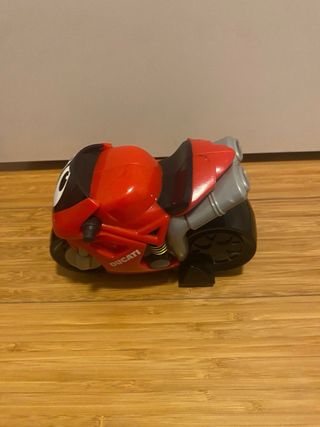 Moto de juguete roja