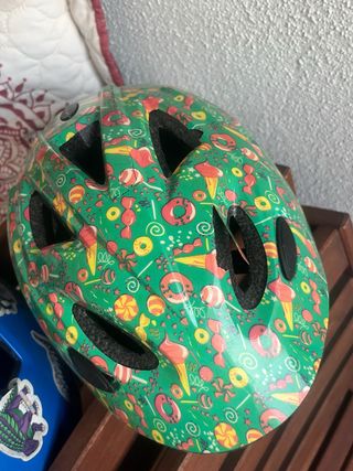 Casco infantil con diseño de dulces