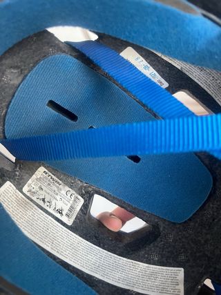 Casco infantil azul con pegatinas de dinosaurios