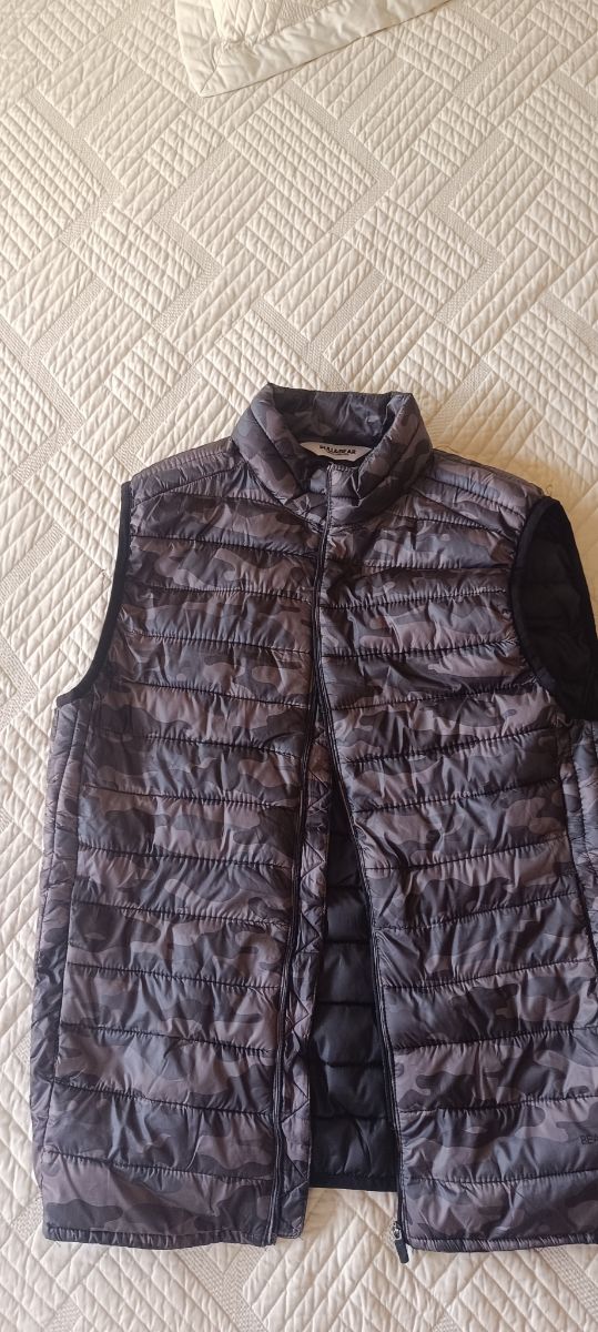 Chaleco Pull and Bear Camuflaje Gris