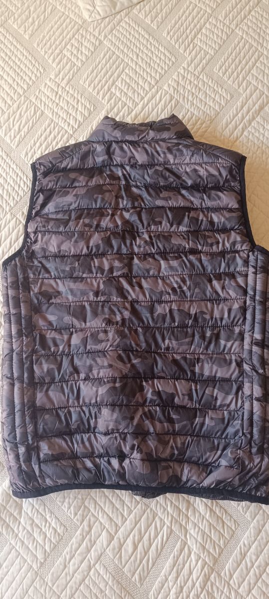 Chaleco Pull and Bear Camuflaje Gris