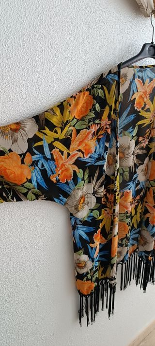 Kimono estampado floral con flecos