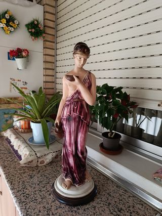 Figura antigua estilo románico para salón