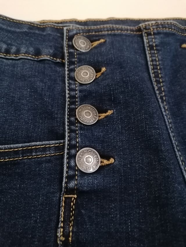 Jeans vita alta con bottoni
