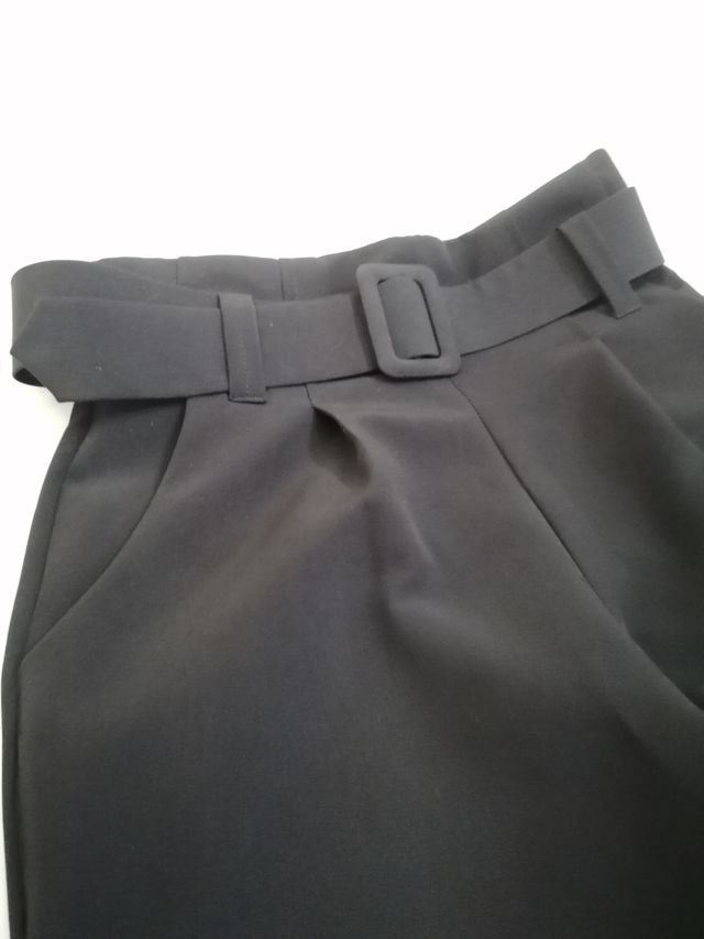 Pantaloni neri alla caviglia con cintura