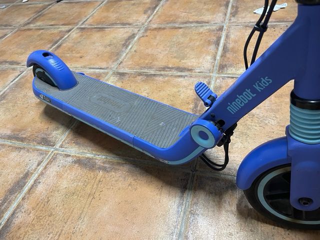 Patinete eléctrico infantil azul
