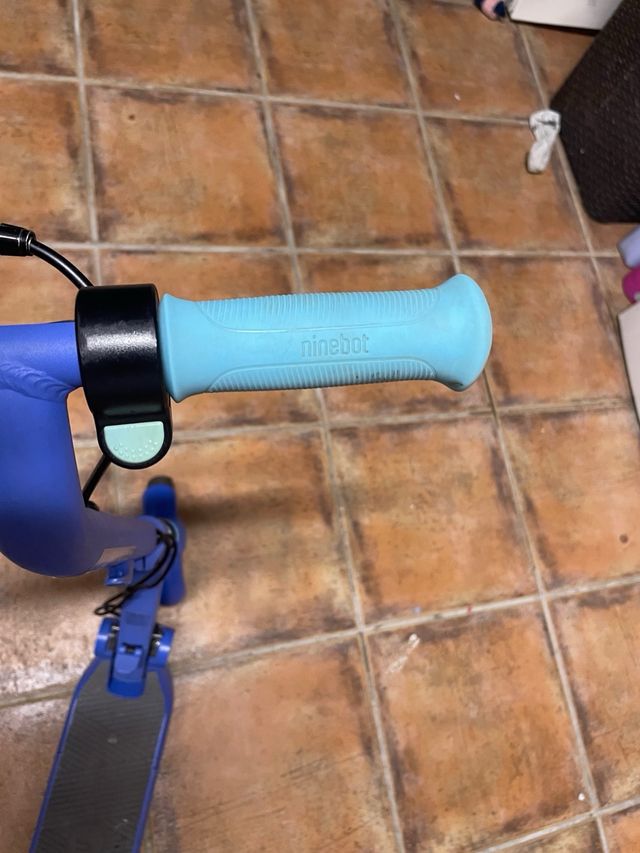 Patinete eléctrico infantil azul