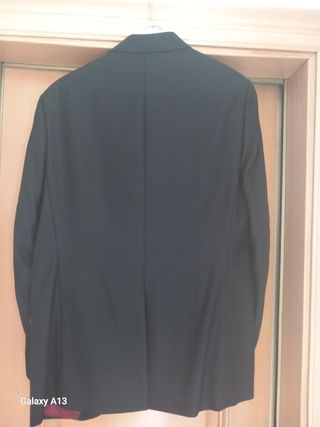 Chaqueta de traje negra con forro rojo