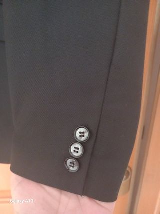 Chaqueta de traje negra con forro rojo