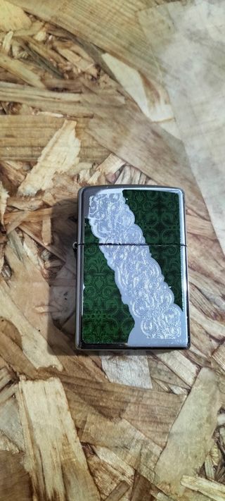 Mechero Zippo con diseño verde y plateado