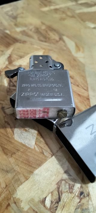 Mechero Zippo con diseño verde y plateado