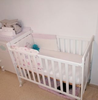 Cuna de bebé blanca