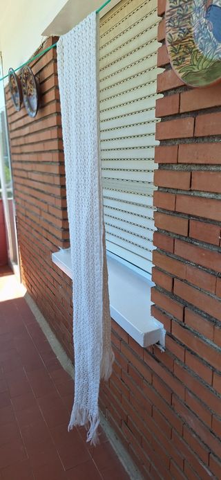 Bufanda de ganchillo hecha en casa blanca