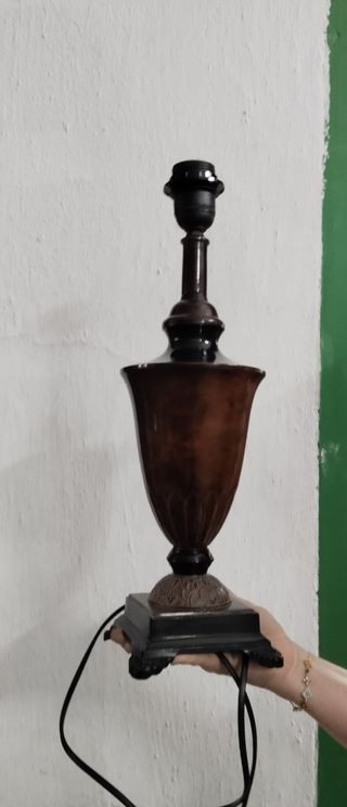 Pie de lámpara de salón metal.